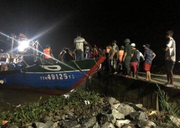 9 ngư dân trên tàu cá bị chìm giữa biển khơi