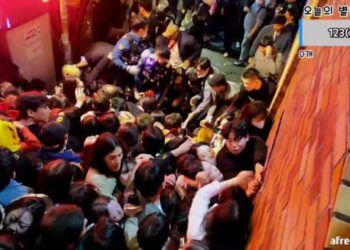 Clip: Những nạn nhân gào thét trong đám đông mắc kẹt, các thi thể được lực lượng chức năng Hàn Quốc liên tục đưa ra khỏi hiện trường