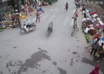 Xe máy không người lái bị kẹt tay ga, phóng như bay trên đường gây tai nạn khiến cụ bà 70 tuổi tử vong