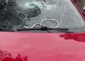 Clip chinh that leo len nap capo dap vo kinh roi can dut tai tieu tam trong su ngo ngang cua nguoi chong Lifehub.vn 2 Moment Clip: Chính thất trèo lên nắp capo đạp vỡ kính xe rồi cắn đứt tai tiểu tam trong sự ngỡ ngàng của người chồng Clip: Chính thất trèo lên nắp capo đạp vỡ kính xe rồi cắn đứt tai tiểu tam trong sự ngỡ ngàng của người chồng