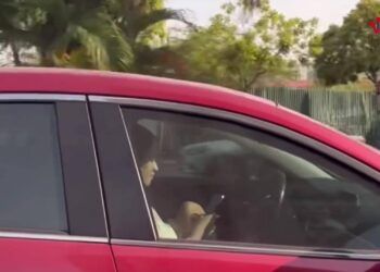 Hà Nội: Nữ tài xế gác chân lái ô tô, hai tay bấm điện thoại thản nhiên đi trên đường