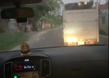 Tài xế ô tô tải tạt đầu không nhường đường dù xe cứu thương liên tục hú còi, nháy đèn xin vượt