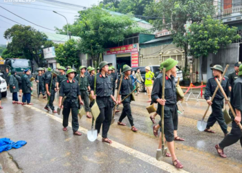 Ảnh: Hàng nghìn chiến sĩ công an, bộ đội lội biển nước, đào xới bùn đất giúp dân