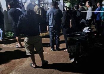 Bàng hoàng phát hiện 2 cha con tử vong sau nhà