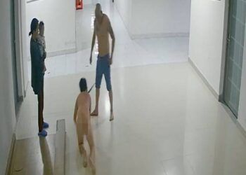 Bắt kẻ bạo hành, lột hết quần áo của con trai, bắt sủa rồi dắt như dắt chó