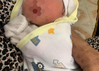 be so sinh con nguyen day ron bi bo roi truoc nha dan o phu yen Phú Yên: Bé sơ sinh còn nguyên dây rốn bị bỏ rơi trước cửa nhà dân Bé sơ sinh còn nguyên dây rốn bị bỏ rơi trước nhà dân ở Phú Yên