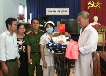 Bỏ rơi con kèm lời nhắn 17 tuổi, còn đi học: Người mẹ 22 tuổi nhận lại con