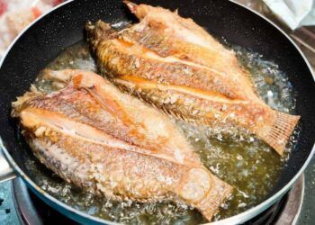 cach ran ca khong bi ban dau da gion vang uom Mẹo nhỏ giúp rán cá không bị té dầu, da vừa giòn lại thơm ngon Cách rán cá không bị bắn dầu, da giòn vàng ươm