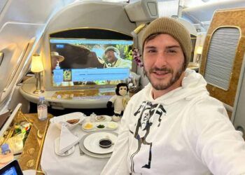 Chàng trai du lịch 15 năm, bay 2.000 hơn chuyến chỉ để thưởng thức đồ ăn trên máy bay: Tôi gần như sống trên bầu trời