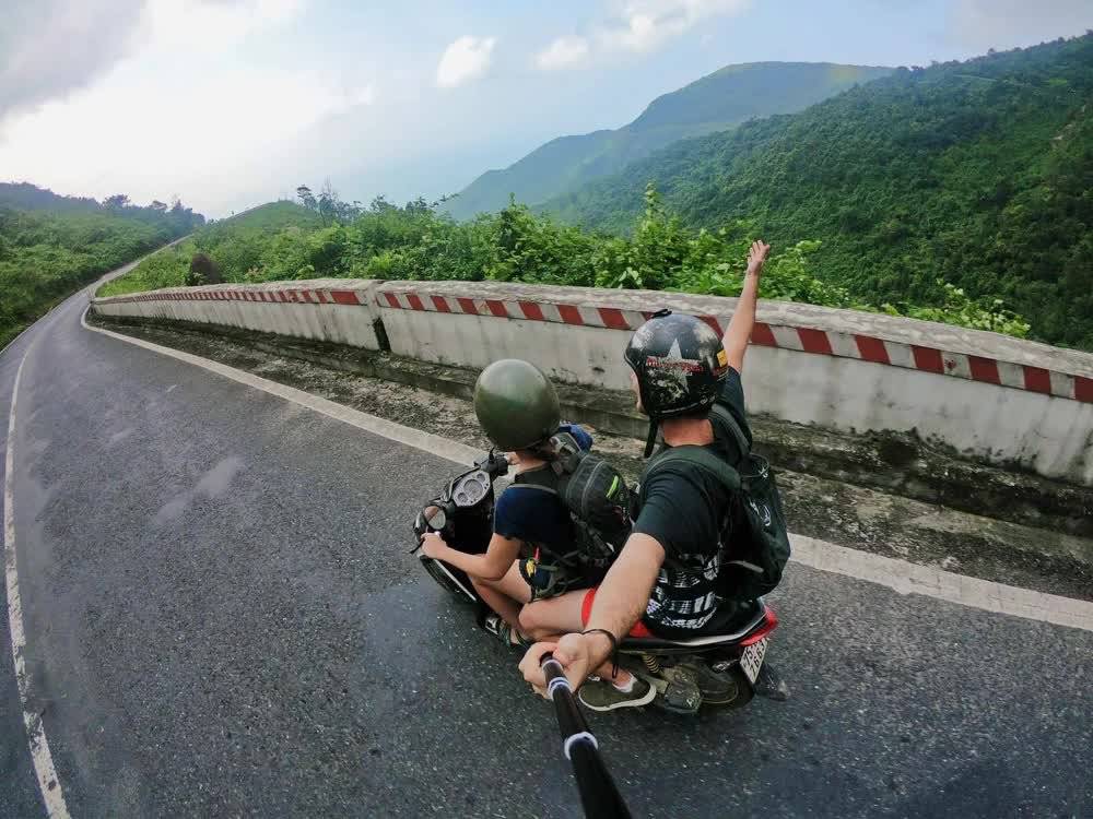 Chu du Việt Nam bằng xe máy theo góc nhìn của khách Tây: Một trải nghiệm rất đáng thử!