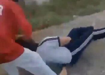 clip gay phan no nhom nu sinh tum toc keo le danh hoi dong ban cung truong Clip: Nhóm nữ sinh ở Quảng Ngãi túm tóc, kéo lê, đánh hội đồng bạn học dã man Clip gây phẫn nộ: Nhóm nữ sinh túm tóc, kéo lê, đánh hội đồng bạn cùng trường