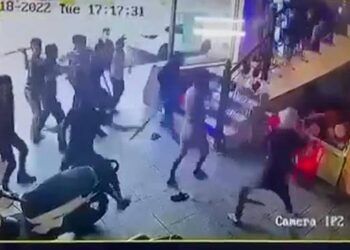 [CLIP] Giang hồ 'đổ bộ' quán karaoke, vác hung khí chém người tới tấp