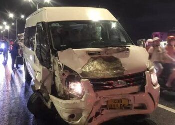 clip hien truong xe khach tong hang loat xe may o da nang Đà Nẵng: Xe khách 16 chỗ gây tai nạn liên hoàn khiến nhiều người bị thương CLIP: Hiện trường xe khách tông hàng loạt xe máy ở Đà Nẵng