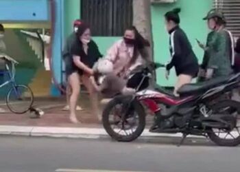 CLIP: Nữ sinh lớp 10 ở Vũng Tàu bị đánh hội đồng, kéo lê trên đường