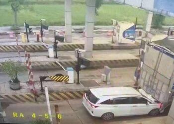 Clip ô tô con đâm vào đuôi xe tải ở Trạm BOT Quảng Trị