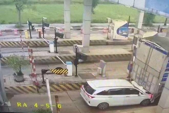 Clip ô tô con đâm vào đuôi xe tải ở Trạm BOT Quảng Trị