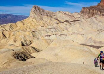 Cuộc sống ở nơi nóng nhất hành tinh và bí ẩn về những 'hòn đá biết đi'