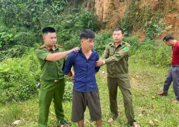 Cướp taxi nhưng không biết lái, thanh niên bị người dân và công an tóm gọn