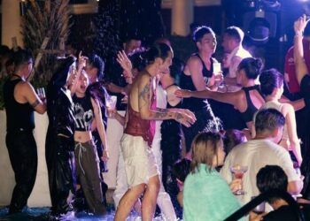 dan sao viet xo nhau xuong ho boi o dam cuoi dieu nhi 3 Dàn sao Việt 'quẩy banh nóc' tại đám cưới Diệu Nhi - Anh Tú Dàn sao Việt xô nhau xuống hồ bơi ở đám cưới Diệu Nhi