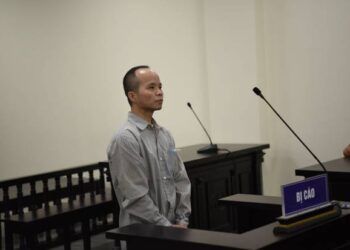 Đánh gãy chân tình địch để níu kéo tình cảm với vợ