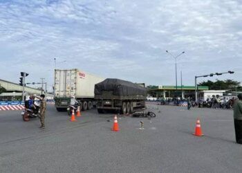 Dừng đèn đỏ, 4 người trong 1 gia đình bị xe tải tông tử vong