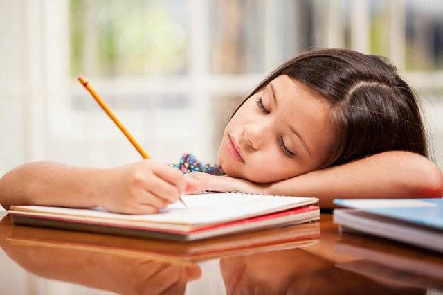Giờ vào học quá sớm: Làm cách nào để cha mẹ có thể gọi con dậy đúng giờ mỗi ngày?