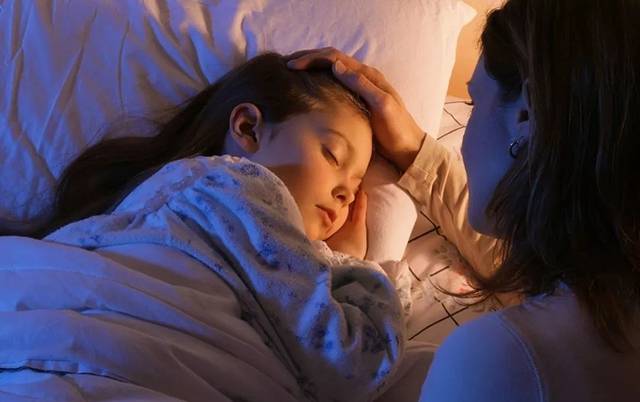 Giờ vào học quá sớm: Làm cách nào để cha mẹ có thể gọi con dậy đúng giờ mỗi ngày?
