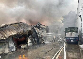 Hà Nội: Cháy lớn tại nhà kho ở Hà Đông, khói đen bốc cao ngùn ngụt, 1 người tử vong