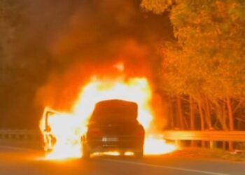 Hà Nội: Ô tô cháy ngùn ngụt trên Đại lộ Thăng Long