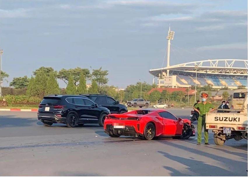 Hà Nội: Siêu xe Ferrari 488 va chạm với xe máy, một người tử vong