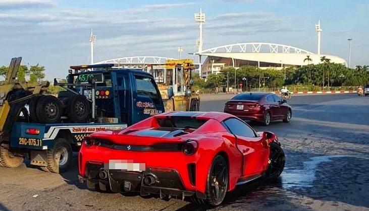 Hà Nội: Siêu xe Ferrari 488 va chạm với xe máy, một người tử vong