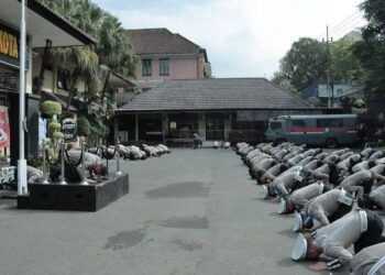 Hàng trăm cảnh sát Indonesia quỳ rạp để xin lỗi các nạn nhân vụ giẫm đạp