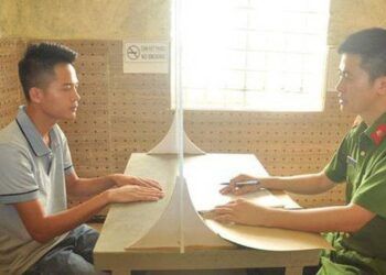 Hất tung cảnh sát giao thông lên nắp capo, tài xế vẫn lái xe chạy hơn 1km