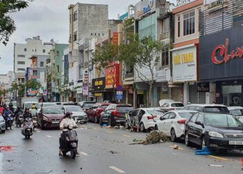 hinh anh xe o to chet may nam la liet tren pho o da nang Hình ảnh tan hoang trên phố tại Đà Nẵng: Ô tô chết máy nằm la liệt ở khắp tuyến đường Hình ảnh xe ô tô chết máy nằm la liệt trên phố ở Đà Nẵng
