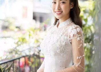 Hoa hậu Đỗ Mỹ Linh khóa môi chồng thiếu gia trong đám hỏi