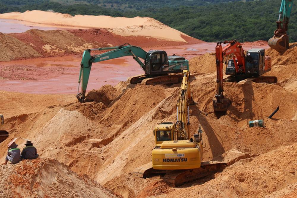 Huy động thêm phương tiện để tìm kiếm các nạn nhân bị chôn vùi trong vụ sập mỏ titan ở Bình Thuận