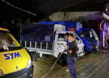 Kẻ loạn thần vác búa đập vỡ hàng loạt kính ô tô lúc nửa đêm