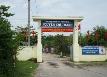 Kỷ luật nữ sinh văng tục với thầy giáo trong lớp học