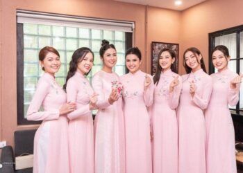 Lễ ăn hỏi của Hoa hậu Đỗ Mỹ Linh và doanh nhân Đỗ Vinh Quang, nhan sắc dàn phù dâu cực phẩm khiến CĐM 'đứng ngồi không yên'