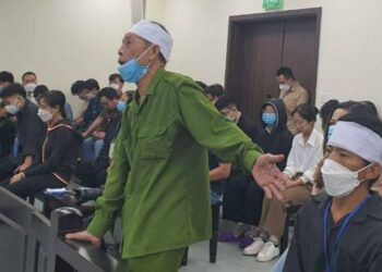 [Live] Xét xử vụ án cháu bé bị đóng đinh vào đầu: Mẹ cháu bé bật khóc