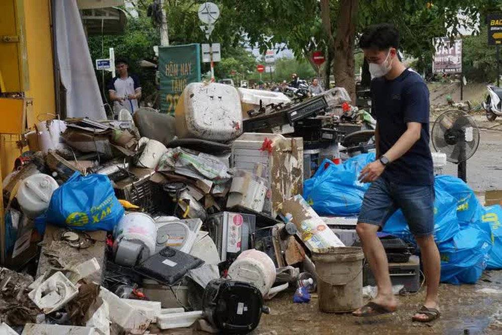 Lời khai ban đầu của nhóm người lợi dụng mưa lũ, trộm hàng loạt điện thoại