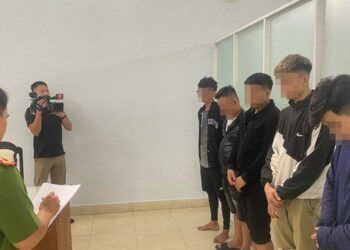 loi khai ban dau cua nhom nguoi loi dung mua lu trom hang loat dien thoai Lời khai của nhóm đối tượng lợi dụng mưa lũ, trộm hàng loạt điện thoại của Điện máy Xanh Lời khai ban đầu của nhóm người lợi dụng mưa lũ, trộm hàng loạt điện thoại