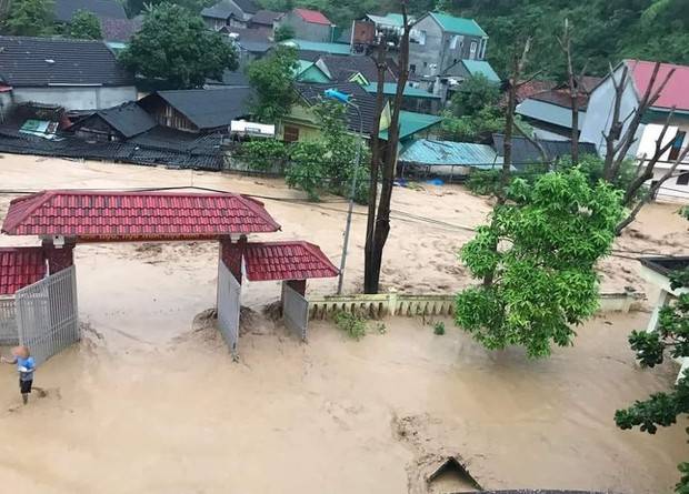 Lũ kinh hoàng đổ về huyện miền núi Nghệ An, 3 ngôi nhà bị cuốn trôi