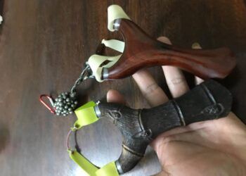 Mâu thuẫn từ việc đổ rác, hai người đàn ông cầm súng cao su bắn nhau