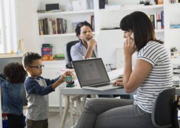 Mẹ chồng quản lý tài chính, phải làm sao?