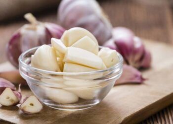 Mẹo bóc tỏi nhanh, không ám mùi lên tay