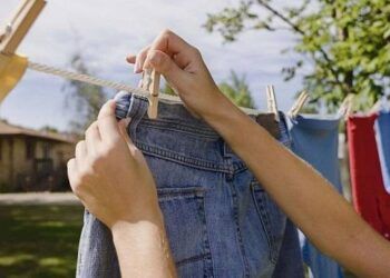 Mẹo giữ quần áo phẳng phiu không cần bàn ủi