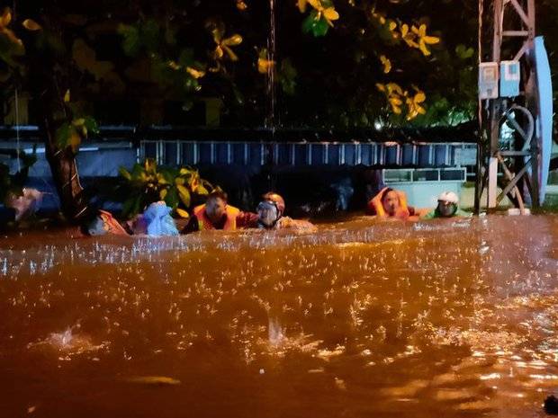 Mưa ngập lịch sử tại Đà Nẵng: Nhiều nơi cúp điện, người dân hối hả ôm đồ chạy lụt trong đêm