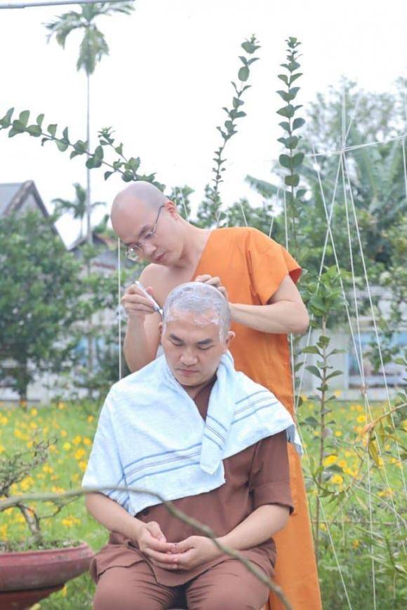 MXH rầm rộ hình ảnh MC Đại Nghĩa cạo đầu xuất gia, chuyện gì đây? MXH rầm rộ hình ảnh MC Đại Nghĩa cạo đầu xuất gia, chuyện gì đây?