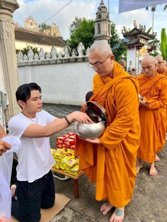 MXH rầm rộ hình ảnh MC Đại Nghĩa cạo đầu xuất gia, chuyện gì đây?